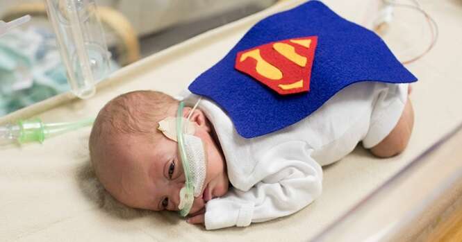 Hospital veste bebês prematuros como super-heróis para simbolizar força na luta pela vida