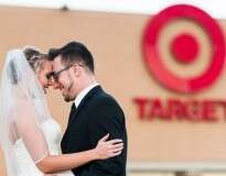 Casal bem humorado recria fotos de seu casamento em supermercado