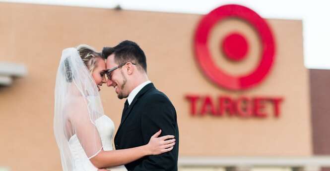Casal usa bom humor para recriar fotos de seu casamento em supermercado