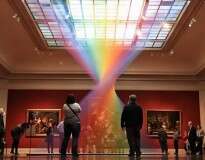 Artista faz lindo arco-íris dentro de museu de arte usando fios coloridos