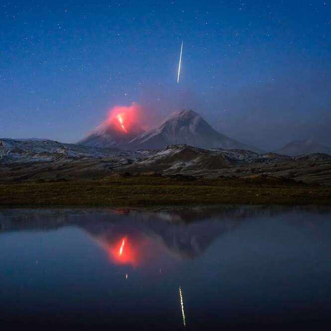 Ao fotografar vulcão em erupção, homem registra, sem querer, meteoro
