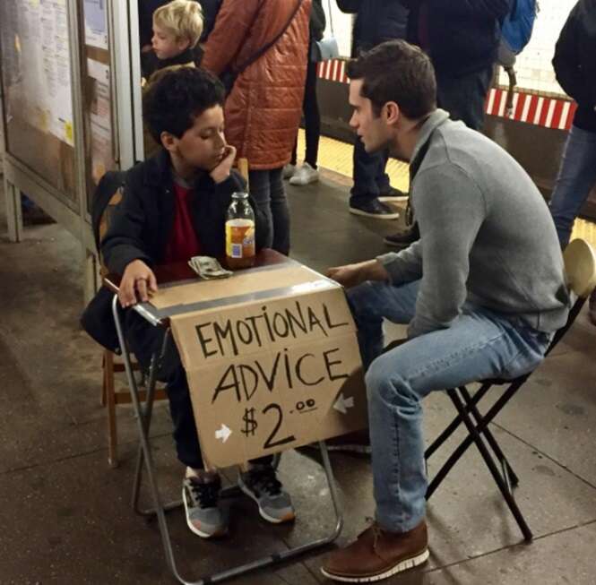 Garoto de 11 anos de idade oferece aconselhamento emocional à pessoas estressadas em metrô