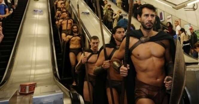 O que estes 300 homens estavam fazendo assim no metrô de Londres? O que estes 300 homens estavam fazendo assim no metrô de Londres?