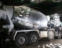 Artista transforma misturador de cimento de caminhão em enorme globo de festas