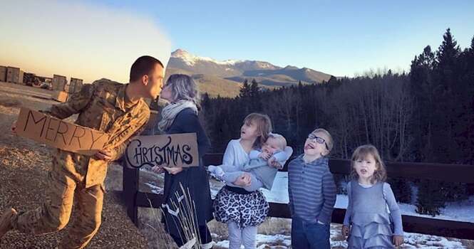 Esposa de militar longe de casa tem ótima ideia para incluir o marido em fotos de Natal da família