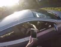 Vídeo: motoqueiro se vinga de motorista espertinho ao devolver sua carteira e celular