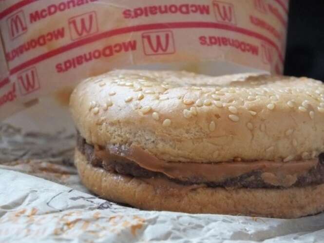 Esses dois guardaram um hambúrguer do McDonald’s em uma caixa e só tiraram 20 anos depois
