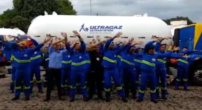 Vídeo hilário mostra funcionários da Ultragaz dançando o "Funk do Gás" Vídeo hilário mostra funcionários da Ultragaz dançando o "Funk do Gás"