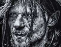 Fotógrafo brasileiro mostra a essência humana de pessoas que vivem nas ruas dos EUA