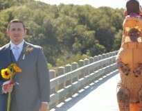 Vídeo: noiva se veste de dinossauro para pregar peça no futuro marido