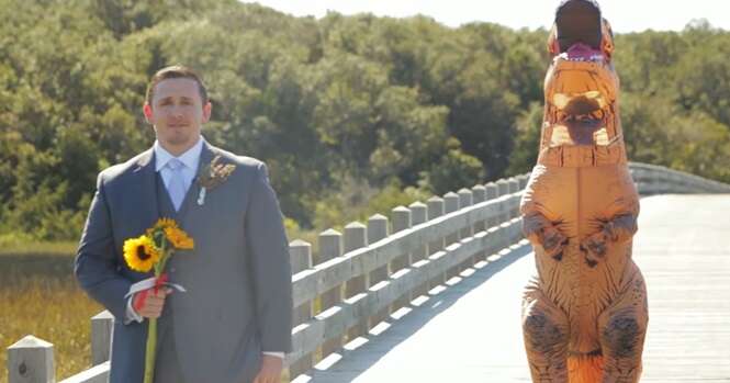 Vídeo: noiva se veste de dinossauro para pregar peça no futuro marido