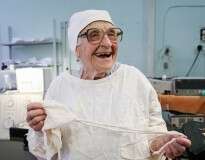 Conheça a cirurgiã mais velha do mundo