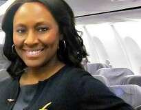 Comissária de bordo salva adolescente de tráfico humano em voo após perceber pequeno detalhe