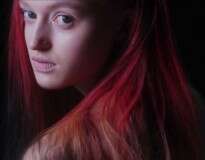 De acordo com o ambiente, esta tinta de cabelo muda de cor