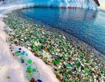 Russos jogam fora garrafas vazias de vodca e cerveja, e o oceano as transforma em “cristais”
