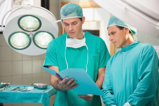 Você sabe por que os cirurgiões usam uniformes azuis ou verdes?