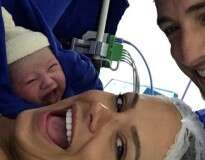 O sorriso deste bebê logo após o parto é a melhor coisa que você verá hoje