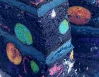 Este temático e incrível bolo de aniversário possui uma galáxia em seu interior