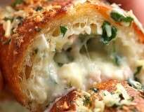 Aprenda a fazer um delicioso pão de alho recheado com presunto e queijo