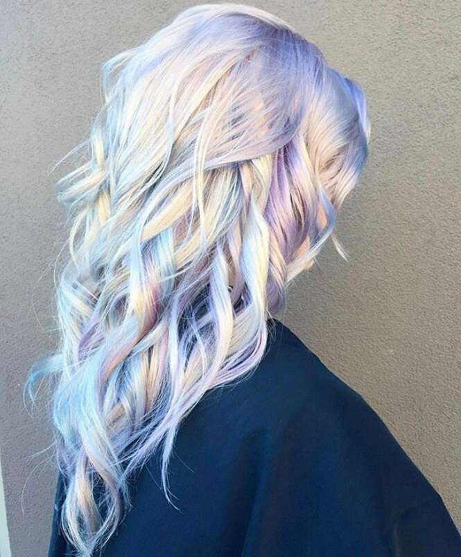 Seleção traz 15 fotos mostrando que o cabelo holográfico é uma das tendências capilares mais quentes de 2017. Fotos mostrando que o cabelo holográfico é uma das tendências capilares mais quentes de 2017