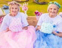 Um ensaio fotográfico registrou o aniversário de 100 anos destas gêmeas brasileiras e as imagens são muito fofas