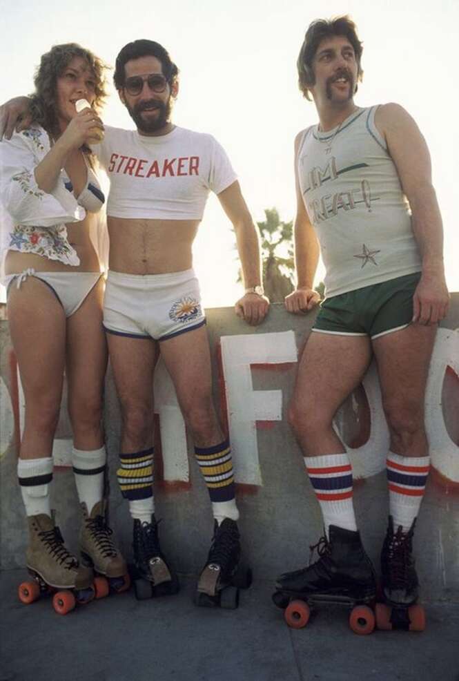 Fotos mostrando como eram shorts masculinos na década de 1970