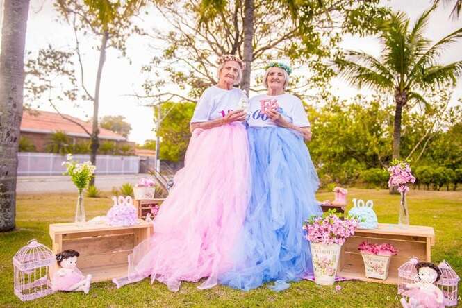 Um ensaio fotográfico registrou o aniversário de 100 anos destas gêmeas brasileiras e as imagens são muito fofas