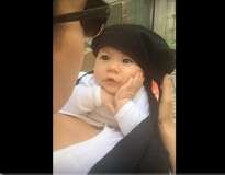 O vídeo deste bebê fascinado com sua mãe cantando se tornou viral na Internet