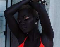 Conheça “a rainha da melanina”, a modelo que foi aconselhada a clarear a própria pele