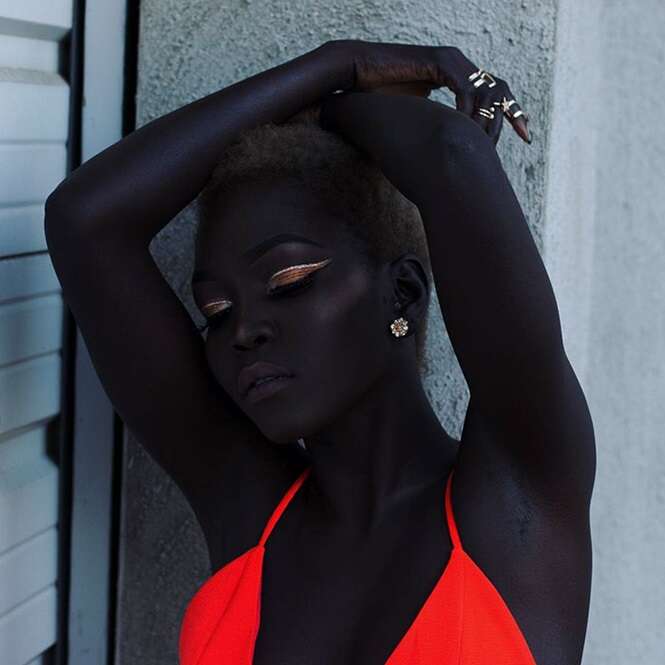 Conheça “a rainha da melanina”, a modelo que foi aconselhada a clarear a própria pele