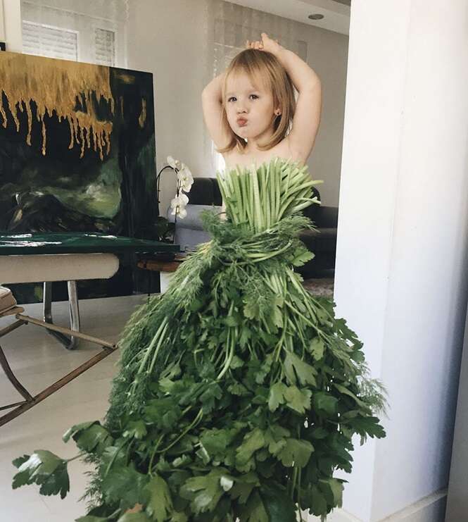 Mãe “veste" filha com alimentos e flores, e imagens bombam na Internet