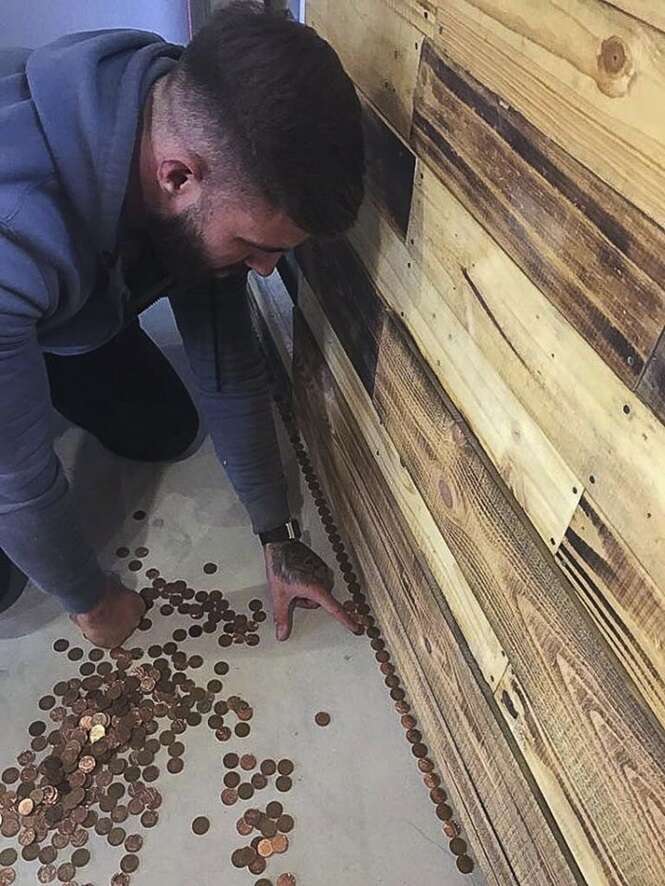 Após achar caro novo piso, cabeleireiro cobre chão de seu salão com 70 mil moedas de 1 centavo, e resultado é incrível