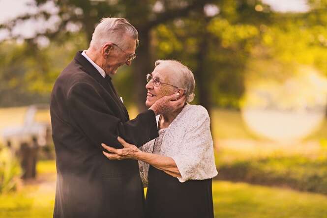 Estes dois comemorando 65 anos de casados é a coisa mais bonita que você verá hoje