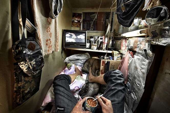 Fotos chocantes revelam pessoas vivendo em cubículos em Hong Kong