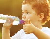 Aprenda a acelerar o emagrecimento bebendo água da maneira certa