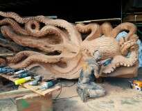 Artista transforma madeira em incrível escultura de polvo