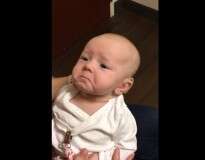 Vídeo emocionante mostra a reação de bebê ao ouvir a mãe pela primeira vez
