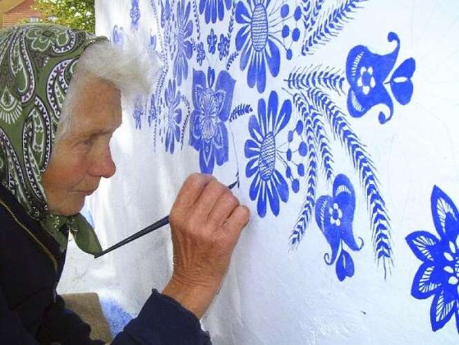 Esta idosa de 90 anos deixa mais bela a vila onde mora pintando os imóveis à mão