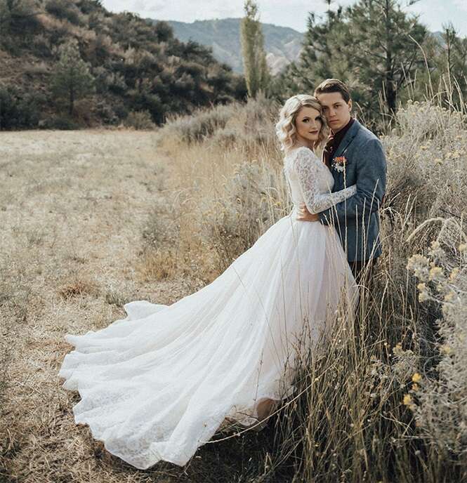 Neta surpreende avó ao usar vestido de casamento que a idosa usou em 1962