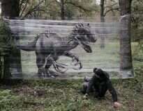 Artista usa plástico filme para fazer grafites incríveis em floresta