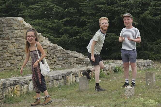 Ilustrador faz as fotos de férias com os amigos se tornarem imagens engraçadíssimas