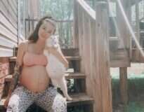 Mulher grávida adota gata de rua e logo depois descobre que ambas estavam esperando bebês