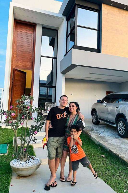Cantor João Gomes presenteia mãe com uma casa nova