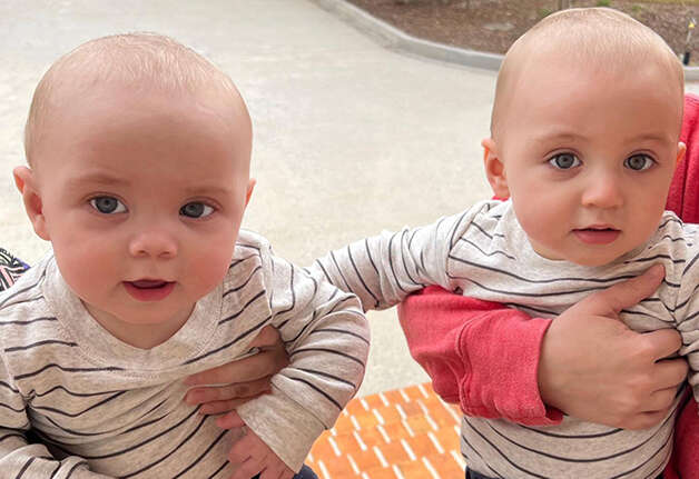 Gêmeos se casam com gêmeas, têm bebês ao mesmo tempo e primos nascem idênticos