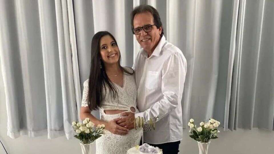 Brasileira de 23 anos que se casou com homem quarenta anos mais velho que ela recebe enxurrada de críticas na internet mas não se deixa abalar.