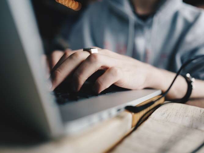 Mulher descobriu ter sido abusado ao flagrar vídeo do momento em notebook do agressor