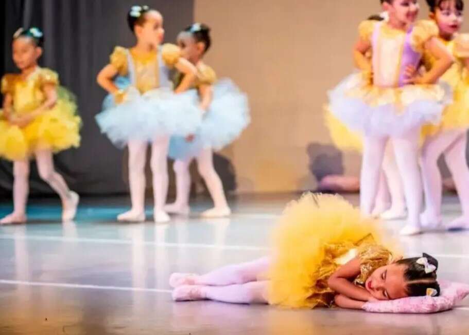 menina de 4 anos dorme durante apresentação em Ballet e vídeo bomba na internet