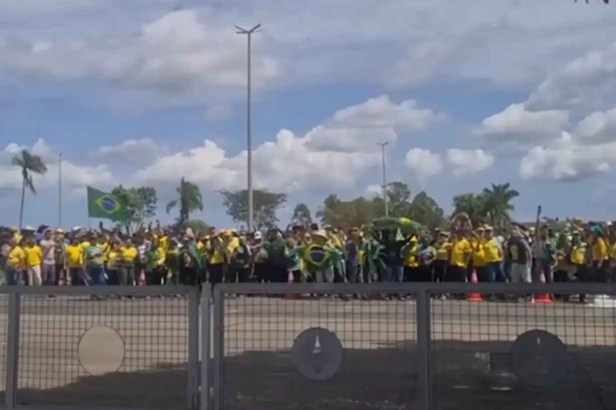 Apoiadores de Bolsonaro protestam contra diplomação de lula