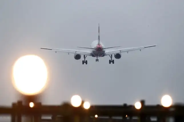 Homem é encontrado morto no trem de pouso de avião