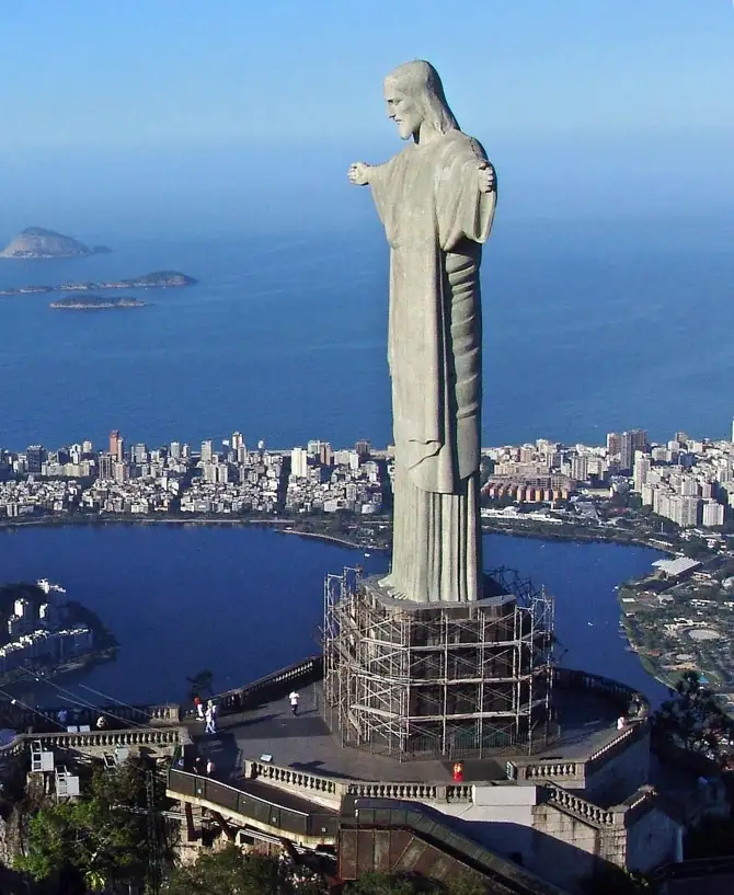 Homem encontra imagem de Jesus enquanto corta lenha para fogueira